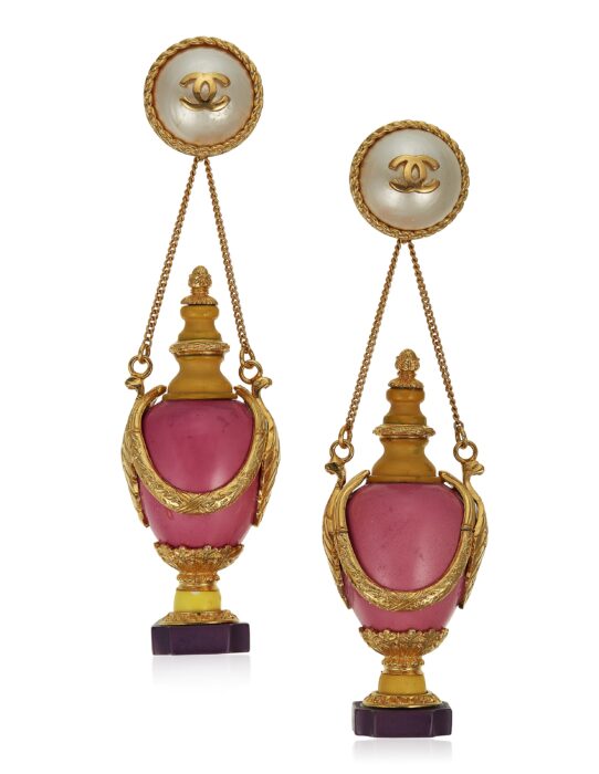 LOT 1_IMPORTANT UNSIGNED CHANEL OVERSIZED FAUX PEARL AND RESIN EARRINGSJEWEL HAPPY FASHIONDAILYMAG brigitteseguracurator